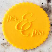 Personalize o texto com 2 cortadores de decoração de bolo em formato de biscoito, modelos de bolo de açúcar DIY, molde de emboss de nome de bolo de casamento em argila/fondant, carimbo emboss de biscoito/bolacha feito à mão, multifuncional, durável, anti-mofo, ornamental, reutilizável, requintado, estiloso, de alta qualidade, fofo, moderno, personalizado, único, presentes ideais para ele, presentes ideais para ela, namorado, namorada, pai, mãe, família, amigos, filho, filha, crianças, cozinha, sala de jantar, quarto, escritório, sala de estar, casa, jardim, sala de chá, para aniversários, para casamentos, para aquecimento de casa, para formatura
