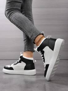 春秋新款女士白色帆布中帮运动鞋、休闲运动鞋、时尚百搭旅游和滑冰鞋 - 黑與白 - 查看 4