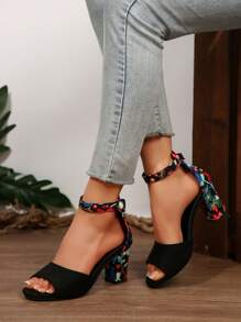 Sandali da donna con cinturini floreali e tacco alto, scarpe eleganti versatili e alla moda con design traforato adatte per feste e appuntamenti, décolleté nere formali/da banchetto con tacco alto