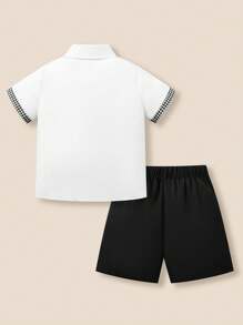 Jonge jongens campus stijl contrasterende kleur wit korte mouwen shirt & zwarte shorts set, geschikt voor school, optredens, toespraken, uitstapjes
