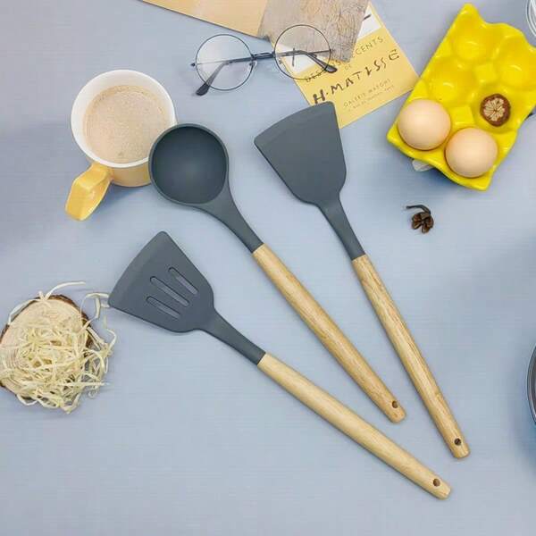 Set da 3 pezzi di accessori da cucina in silicone con manico in legno: pentola antiaderente, paletta densa, paletta forata e cucchiaio. Set di accessori da cucina in silicone con manico in legno.