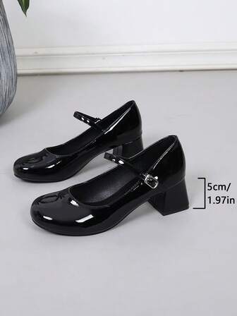 Nuovi tacchi alti con tacco spesso e punta tonda in vernice lucida per donna. Décolleté Mary Jane con cinturino sul collo del piede, comodi per feste e serate sia in interni che all'aperto, tacchi alti neri