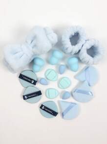 一套18件化妆工具，包括3个三角粉扑，3个迷你化妆蛋，3个粉扑气垫，3个迷你拇指粉扑，3个葫芦化妆蛋，1个发带和2个腕带。带有柔软蝴蝶结洗脸头带的全新高吸引力发饰组合。