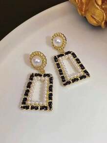 1 paire de boucles d'oreilles cloutées élégantes noires à volants avec de fausses perles, boucles d'oreilles géométriques rétro sophistiquées et personnalisées