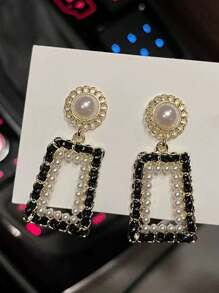 1 paire de boucles d'oreilles cloutées élégantes noires à volants avec de fausses perles, boucles d'oreilles géométriques rétro sophistiquées et personnalisées