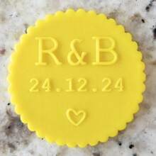 Personalize o texto com 2 cortadores de decoração de bolo em formato de biscoito, modelos de bolo de açúcar DIY, molde de emboss de nome de bolo de casamento em argila/fondant, carimbo emboss de biscoito/bolacha feito à mão, multifuncional, durável, anti-mofo, ornamental, reutilizável, requintado, estiloso, de alta qualidade, fofo, moderno, personalizado, único, presentes ideais para ele, presentes ideais para ela, namorado, namorada, pai, mãe, família, amigos, filho, filha, crianças, cozinha, sala de jantar, quarto, escritório, sala de estar, casa, jardim, sala de chá, para aniversários, para casamentos, para aquecimento de casa, para formatura