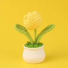 1pc Handmade Crocheted Yarn Simulation Tulip Potted Plant, Round Cute Woven Yarn Tulip, 1 Double Headed Stamen, 1 Triple Headed Flower Bud, Desktop, Car, Office, Home Decoration, Small Gift, Can Be Given To Family, Friends, Classmates, Birthdays, Teachers, Souvenirs, Night Market Camping Parties, Scenic Spots Easter