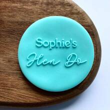 Personalize o texto com 2 cortadores de decoração de bolo em formato de biscoito, modelos de bolo de açúcar DIY, molde de emboss de nome de bolo de casamento em argila/fondant, carimbo emboss de biscoito/bolacha feito à mão, multifuncional, durável, anti-mofo, ornamental, reutilizável, requintado, estiloso, de alta qualidade, fofo, moderno, personalizado, único, presentes ideais para ele, presentes ideais para ela, namorado, namorada, pai, mãe, família, amigos, filho, filha, crianças, cozinha, sala de jantar, quarto, escritório, sala de estar, casa, jardim, sala de chá, para aniversários, para casamentos, para aquecimento de casa, para formatura