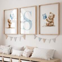 3 szt./zestaw spersonalizowany niebieski niedźwiedź imię imię dzieci płótno plakat sztuka ścienna, niestandardowy plakat z imieniem do wystroju domu, kreskówkowy niebieski niedźwiedź imię prezenty wydruki na płótnie do salonu sypialnia kuchnia pokój dziecięcy pokój chłopców wystrój domu, prezent i dekoracja, bezramowy prezent urodziny ukończenie szkoły, wielofunkcyjny, szybkoschnący, wodoodporny, przeciwpleśniowy, wielokrotnego użytku, ozdobny, słodki, stylowy, wykwintny, uroczy, schludny, wysokiej jakości, nowoczesny, niestandardowy, spersonalizowany, niepowtarzalny, idealne prezenty dla niego, idealne prezenty dla niej, kuchnia, jadalnia, łazienka, salon, sypialnia, szkoła, biuro, herbaciarnia, dom, ogród - Zobacz 5
