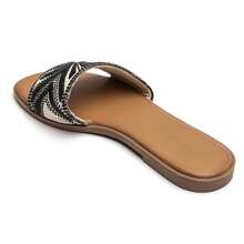 Sandalias tipo chanclas con diseño de correa geométrica y detalles con tachuelas para uso casual