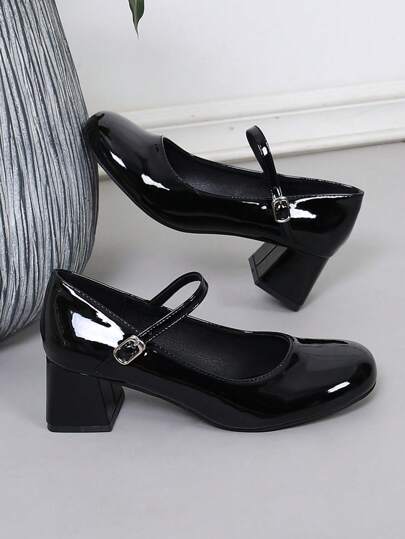 经典黑色漆皮玛丽珍高跟鞋，粗跟黑色漆皮玛丽珍鞋，防滑鞋底，适合日常穿着和聚会；黑色漆皮仿皮玛丽珍高跟鞋，圆头，防水台，适合办公和休闲场合；黑色皮革可调节搭扣玛丽珍高跟鞋，复古风格，适合日常休闲穿着