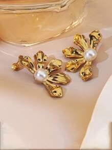 A Pair Of Luxurious And High-End Titanium Steel Flower Earrings With Pearl Stamens Suitable For Women's Daily Wear