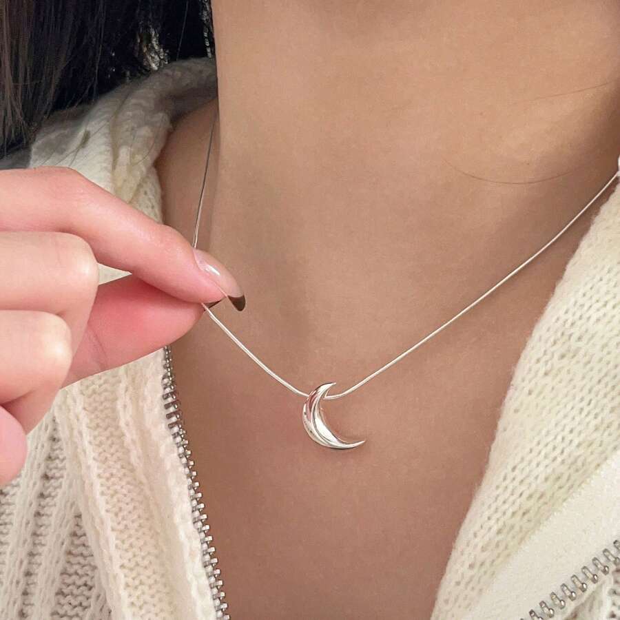 1 件优雅不锈钢项链，配简约月亮吊坠，适合女性作为情人节、周年纪念、日常佩戴、妈妈、母亲、母亲节、礼物