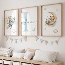 3 szt./zestaw spersonalizowany niebieski niedźwiedź imię imię dzieci płótno plakat sztuka ścienna, niestandardowy plakat z imieniem do wystroju domu, kreskówkowy niebieski niedźwiedź imię prezenty wydruki na płótnie do salonu sypialnia kuchnia pokój dziecięcy pokój chłopców wystrój domu, prezent i dekoracja, bezramowy prezent urodziny ukończenie szkoły, wielofunkcyjny, szybkoschnący, wodoodporny, przeciwpleśniowy, wielokrotnego użytku, ozdobny, słodki, stylowy, wykwintny, uroczy, schludny, wysokiej jakości, nowoczesny, niestandardowy, spersonalizowany, niepowtarzalny, idealne prezenty dla niego, idealne prezenty dla niej, kuchnia, jadalnia, łazienka, salon, sypialnia, szkoła, biuro, herbaciarnia, dom, ogród - Zobacz 4