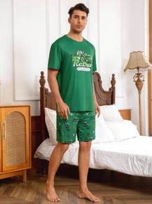 男士短袖图案 T 恤和全印花短裤睡衣套装