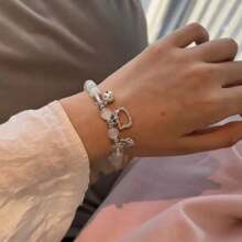 Sanrio Hello Kitty 优雅手链 - 迷人的心形和铃铛装饰，时尚女士珠宝，送给朋友和情侣的完美配饰礼物，适合任何场合 - 白色 - 查看 3