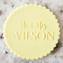 Personalize o texto com 2 cortadores de decoração de bolo em formato de biscoito, modelos de bolo de açúcar DIY, molde de emboss de nome de bolo de casamento em argila/fondant, carimbo emboss de biscoito/bolacha feito à mão, multifuncional, durável, anti-mofo, ornamental, reutilizável, requintado, estiloso, de alta qualidade, fofo, moderno, personalizado, único, presentes ideais para ele, presentes ideais para ela, namorado, namorada, pai, mãe, família, amigos, filho, filha, crianças, cozinha, sala de jantar, quarto, escritório, sala de estar, casa, jardim, sala de chá, para aniversários, para casamentos, para aquecimento de casa, para formatura