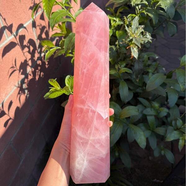 1pc Exquise Rozenkwarts Toren - Gepolijste Kristallen Toren - Geschikt voor Kaarsenhouders, Bureaus, Bruiloftsdecoraties - Perfecte Keuze voor Kristallen Collectie - De Beste Keuze voor Vakantiegeschenken