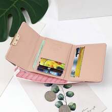 1 件腮红粉色新叶金属吊坠设计菱格纹 PU 皮革折叠扣短款女士钱包，多功能卡夹零钱包日常旅行学生返校/情人节礼物