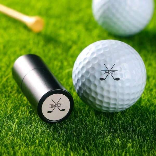 Individuelle Bestellung: Schnell trocknende, wasserdichte personalisierte Golf-Ball-Stempel mit Stempelfarbe, um Ihren Golf-Ball einzigartig zu machen. Dieses wiederverwendbare Golf-Ball-Markierungswerkzeug ist ein besonderes Geschenk für Golfer, um Golf-Bälle zu kennzeichnen, mit einem wiederverwendbaren Golf-Ball-Farbstempel (Tinte erforderlich).