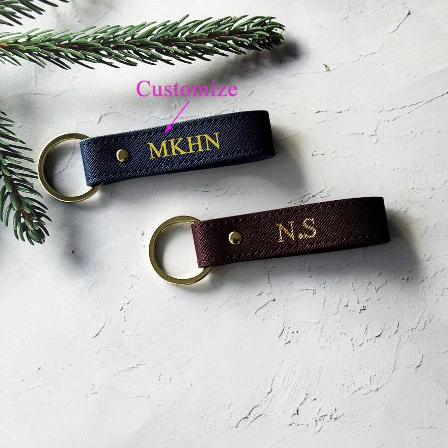 1 pezzo Portachiavi personalizzato con iniziali/nome in colore unisex in pelle sintetica saffiano, regalo di compleanno o Natale per uomo e donna, portachiavi personalizzato in PU saffiano per auto - Blu - Visualizzare 1