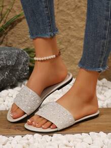 优雅的女士凉鞋提供最大的舒适度，柔软的鞋底，色彩鲜艳的款式，闪闪发光的水钻装饰，适合日常穿着，是女性时尚舒适的鞋类选择