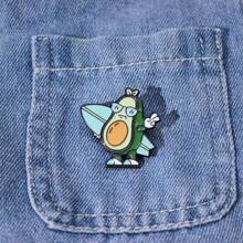 1 件创意卡通可爱水果胸针，冲浪牛油果设计百搭男女通用徽章