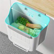 Un organizador de basura de cocina plegable de plástico que se puede colgar en las puertas de los armarios y un contenedor de almacenamiento de clasificación de basura montado en la pared