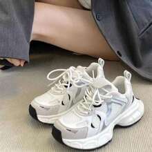 Scarpe da corsa sportive leggere per donna 2025 primavera nuove scarpe da papà in stile campus in rete versatili e casual
