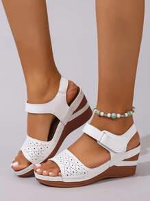 2025 neue Sommer Retro Keilabsatz Sandalen mit dickem Boden und einfarbigem Patchwork-Design, atmungsaktives Lederobermaterial mit Perforationen, runde Zehenpartie mit rutschfestem Riemen, ultraleichte Sohle, Damen Keilabsatz-Sandalen für den Alltag - Weiss - Übersicht 10