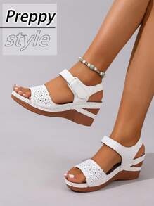 2025 neue Sommer Retro Keilabsatz Sandalen mit dickem Boden und einfarbigem Patchwork-Design, atmungsaktives Lederobermaterial mit Perforationen, runde Zehenpartie mit rutschfestem Riemen, ultraleichte Sohle, Damen Keilabsatz-Sandalen für den Alltag - Weiss - Übersicht 4