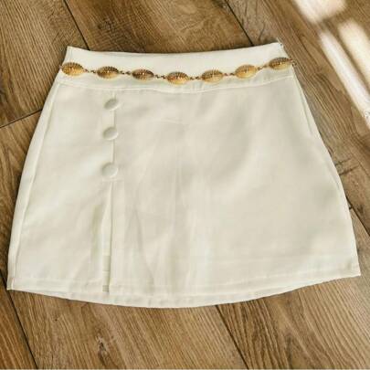 Short saia Mara em alfaiataria com botão forrado, ziper lateral e fenda