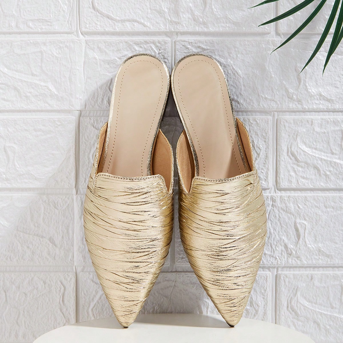 Sandalias de mujer con punta puntiaguda dorada, estilo mule plano con cierre, arrugadas, para el verano de 2025