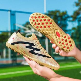 男女童足球鞋，模压鞋钉，适合成人、青少年、儿童，可用于训练、人造草坪、场地、专业比赛等，是一款运动足球鞋。
