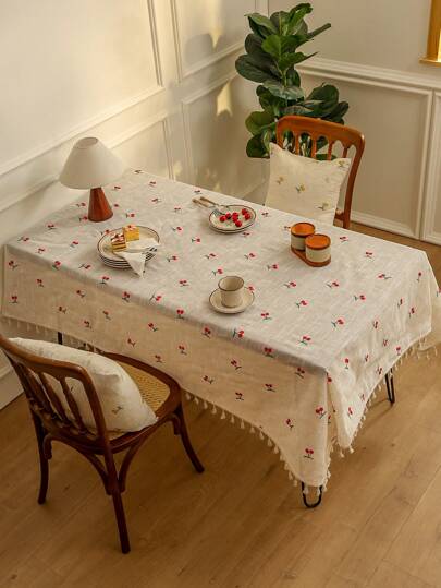 1 pièce Nappe à pompons brodée de cerise rouge, style campagnard, nappe de décoration à broderie de fruits convenant pour le salon, la chambre, la cuisine, la table basse, le meuble TV, avec bordure