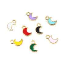 50 قطعة من تعليقات القمر الصغيرة المطلية بالمينا بحجم 8x5 مم بألوان متعددة، إكسسوارات لصنع المجوهرات DIY للأقراط والأساور - قمر - مشاهدة 4