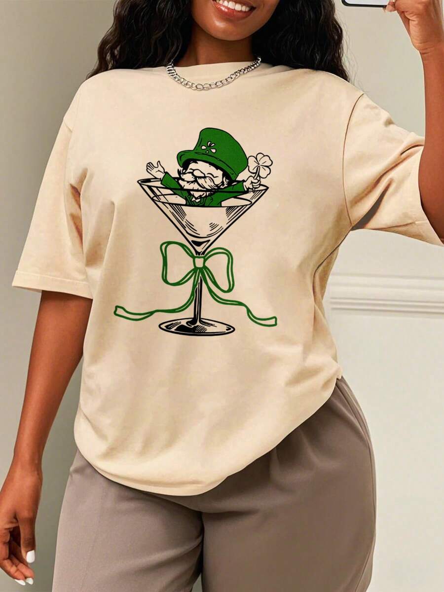 Oversized Style For Women, St. Patrick's Day Tee, Lucky Leprechaun Martini Shirt, St. Patty's Day Shirt For Women, Cute Green Shamrock Martini T-Shirt, Oversize Type Shirt For Women, Perfect For Holiday Parties Or Gift Giving, Soft And Comfortable - 杏色 - 查看 1