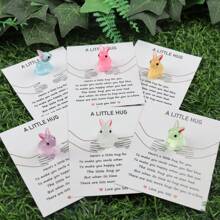 5 件可爱兔子雕像，配有“口袋里的兔子”贺卡，是复活节的励志礼物