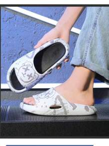 1 双/夏季男士卡通熊图案印花软底时尚凉爽家居户外拖鞋，防滑速干露趾拖鞋，适合室内散步和浴室淋浴，适合青少年夏季休闲或户外运动或度假旅行或毕业礼物或生日礼服配饰 - 印花款 - 查看 3