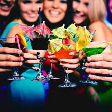 100/70/50/20 件饮料伞签、甜点蛋糕冰淇淋水果装饰纸伞、木制水果签、热带夏威夷风格派对装饰叉，适用于夏威夷派对、泳池派对、海滩派对、提基派对、生日婚礼、酒吧和节日聚会（混合颜色）