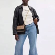 Coach Bolso cruzado pequeño Klare para mujer, bolso cuadrado pequeño con cadena, bolso de hombro con solapa - regalo para mujeres