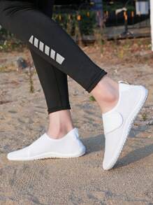 1 par de zapatillas deportivas con malla de unicolor y transpirables para niños, suela blanda de EVA antideslizante y resistente al desgaste, estilo de pareja con cierre de gancho y bucle para calzado casual al aire libre