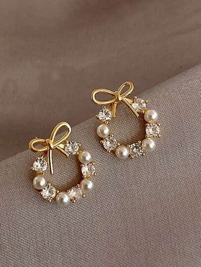 1 par de pendientes tipo clavo con diseño de corona de flores y moños de perlas falsas, adecuado para niñas, una opción de regalo ideal