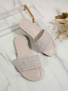 优雅的女士凉鞋提供最大的舒适度，柔软的鞋底，色彩鲜艳的款式，闪闪发光的水钻装饰，适合日常穿着，是女性时尚舒适的鞋类选择