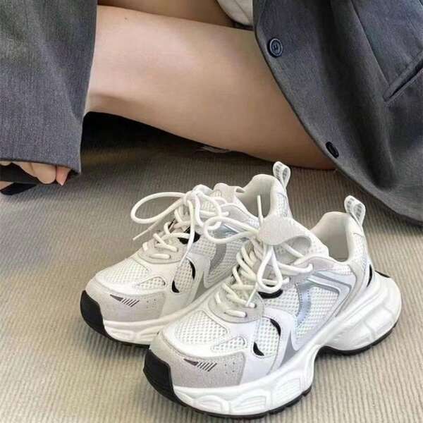 Scarpe da corsa sportive leggere per donna 2025 primavera nuove scarpe da papà in stile campus in rete versatili e casual