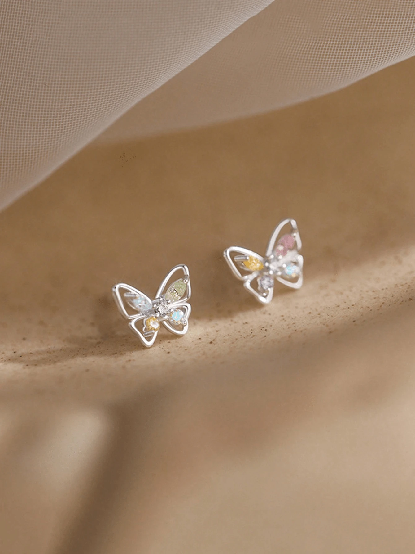 1 对精致蝴蝶彩色锆石耳钉，适合女性、朋友日常佩戴
