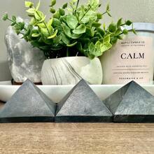 1 Stück natürliche 3cm Schungit Pyramide, Heimdekoration, Neujahrstafel Dekoration, kreative Geschenke, natürliche Steinornamente - Grau - Übersicht 3