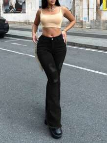 Jeans a zampa di donna con bordi sfilacciati e dettagli strappati