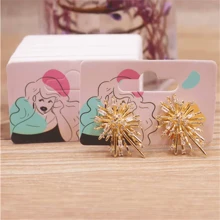 Paquete de 100 piezas de pendientes de gota con diseño de chica guiñando o chica tomando una foto, de 5,5 x 3,5 cm, con tarjeta de embalaje con diseño de patrones