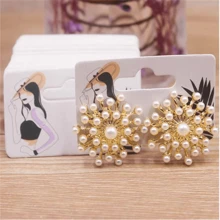 Paquete de 100 piezas de pendientes de gota con diseño de chica guiñando o chica tomando una foto, de 5,5 x 3,5 cm, con tarjeta de embalaje con diseño de patrones